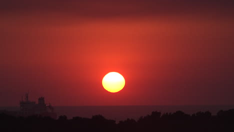 Guatemals-bright-setting-sun-touches-horizon-time-lapse